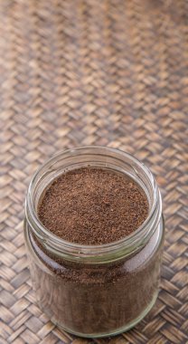 Çay yaprakları Mason kavanoza işlenen