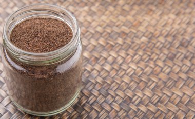 Çay yaprakları Mason kavanoza işlenen