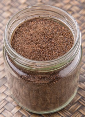 Çay yaprakları Mason kavanoza işlenen