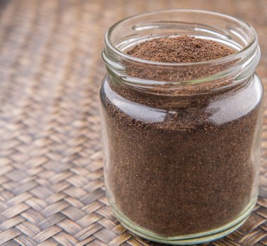 Çay yaprakları Mason kavanoza işlenen