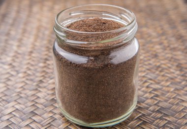 Çay yaprakları Mason kavanoza işlenen