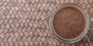 Çay yaprakları Mason kavanoza işlenen