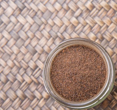 Çay yaprakları Mason kavanoza işlenen