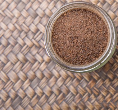 Çay yaprakları Mason kavanoza işlenen