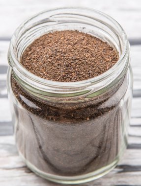 Çay yaprakları Mason kavanoza işlenen