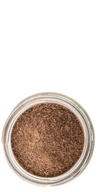 Kurutulmuş işlenmiş çay bir mason kavanoza beyaz arka plan üzerinde bırakır.