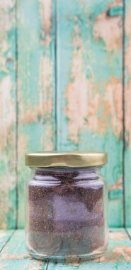 Çay yaprakları Mason kavanoza işlenen