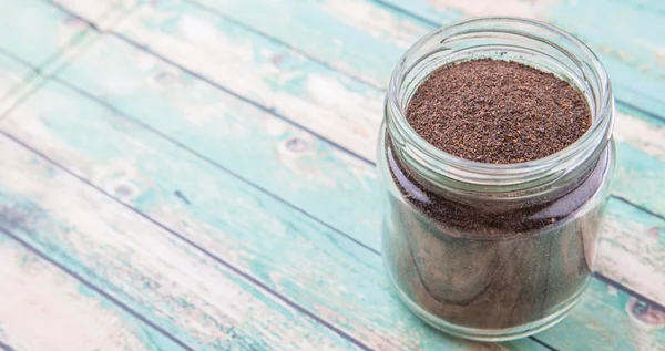 Hojas de té procesadas en tarro Mason — Foto de Stock