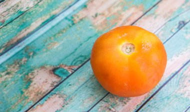 ahşap arka plan domates