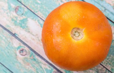 ahşap arka plan domates