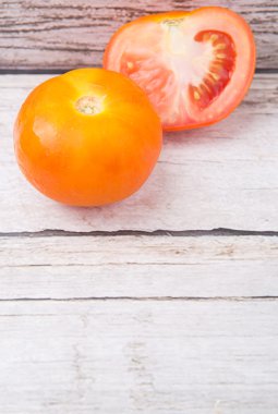 ahşap arka plan domates