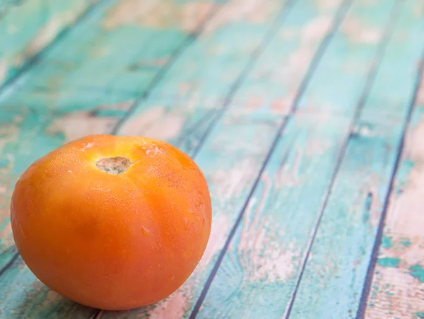 Tomate Orange Sur Fond Bois Altéré — Photo