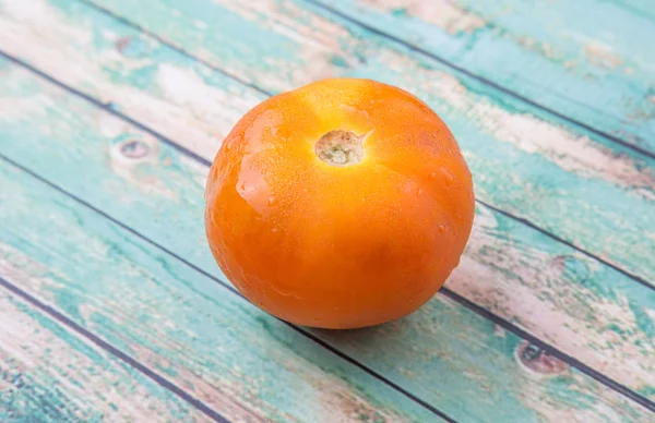 Tomate sur fond bois — Photo