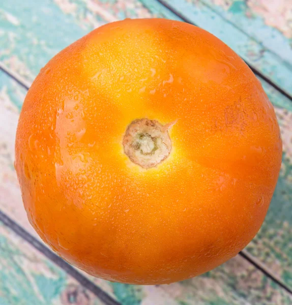 Tomate Orange Sur Fond Bois Altéré — Photo