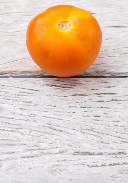 Tomat Oranye Atas Kayu Lapuk Latar Belakang — Stok Foto