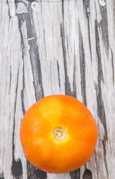 Tomate sobre fondo de madera — Foto de Stock