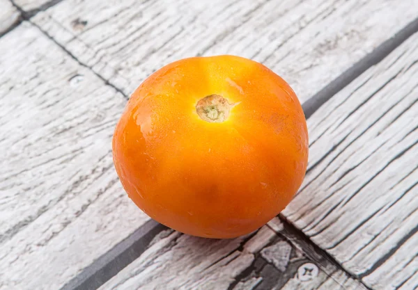 Pomarańczowy Pomidor Nad Wyblakły Drewniane Tła — Zdjęcie stockowe