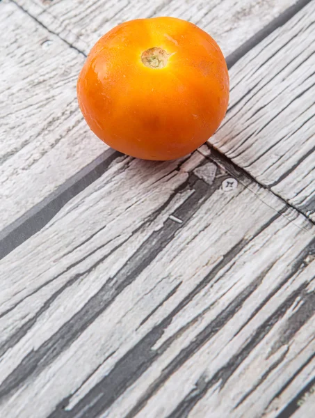 Tomate Orange Sur Fond Bois Altéré — Photo