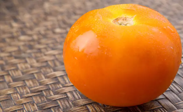 Tomate Orange Sur Fond Osier — Photo