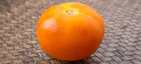Tomate Orange Sur Fond Osier — Photo