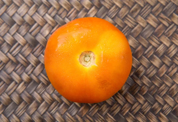 Tomate Laranja Sobre Fundo Vime — Fotografia de Stock