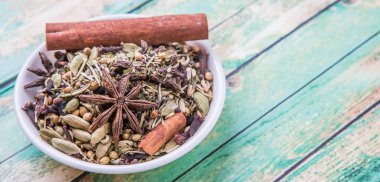 Otlar ve baharatlar beyaz kase içinde karıştırın