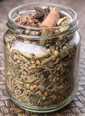 Otlar ve baharatlar mason kavanoza Hasır arka plan üzerinde karışımı