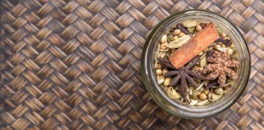 Otlar ve baharatlar Mason kavanoza mix