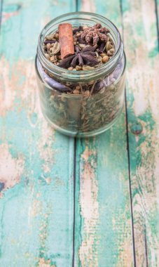 Otlar ve baharatlar mason kavanoza yıpranmış ahşap arka plan üzerinde karışımı