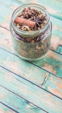 Otlar ve baharatlar mason kavanoza yıpranmış ahşap arka plan üzerinde karışımı