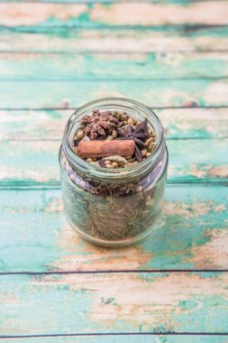 Otlar ve baharatlar mason kavanoza yıpranmış ahşap arka plan üzerinde karışımı