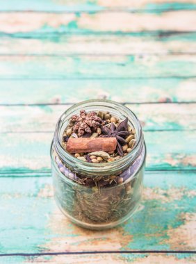 Otlar ve baharatlar mason kavanoza yıpranmış ahşap arka plan üzerinde karışımı