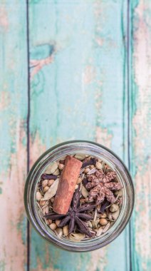 Otlar ve baharatlar mason kavanoza yıpranmış ahşap arka plan üzerinde karışımı