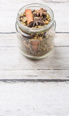 Otlar ve baharatlar mason kavanoza yıpranmış ahşap arka plan üzerinde karışımı