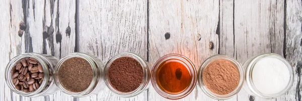 咖啡豆 咖啡粉 可可粉 蜂蜜制成的茶叶叶片在梅森罐子里超过风化的木制背景 — 图库照片