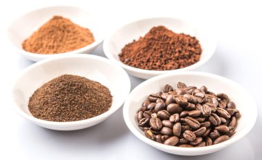 Kahve çekirdekleri, toz kahve, çikolata toz ve işlenmiş çay beyaz arka plan üzerinde beyaz kase içecekler bırakır