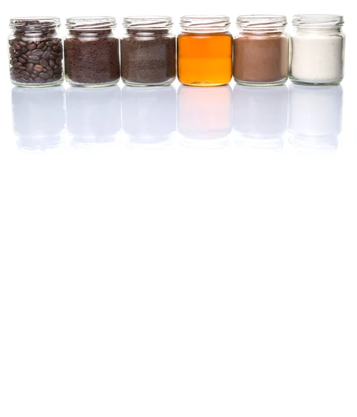 咖啡豆 咖啡粉 可可粉 蜂蜜制成的茶叶叶片在梅森罐子里超过白色背景 — 图库照片