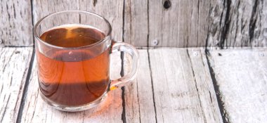 Çayı üzerinde yıpranmış ahşap arka plan