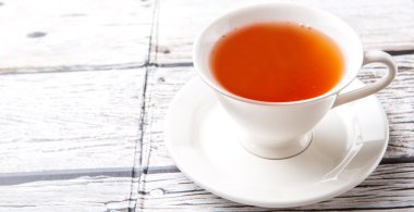 Çay yıpranmış arka plan üzerinde