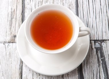 Çay yıpranmış arka plan üzerinde