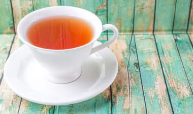 Çay yıpranmış arka plan üzerinde