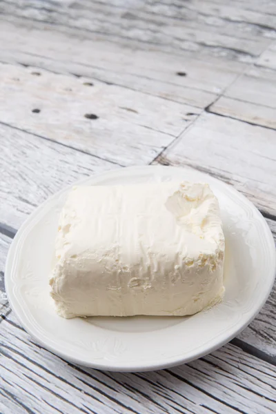 Um bloco de queijo creme — Fotografia de Stock