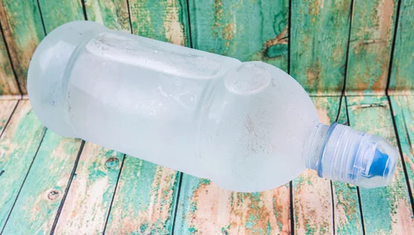 Une bouteille d'eau minérale — Photo