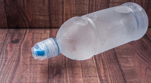 Une bouteille d'eau minérale — Photo