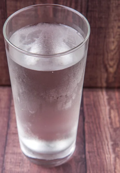 Un bicchiere d'acqua — Foto Stock