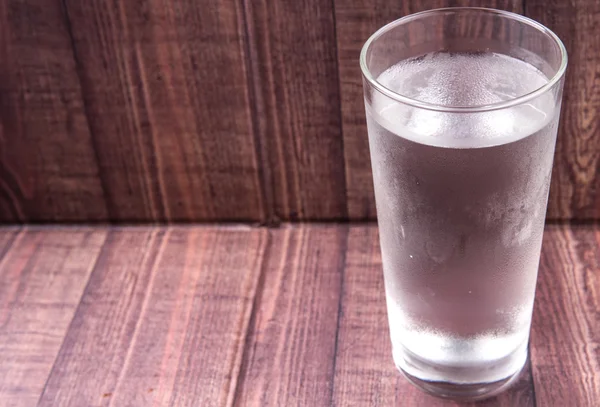 Un bicchiere d'acqua — Foto Stock