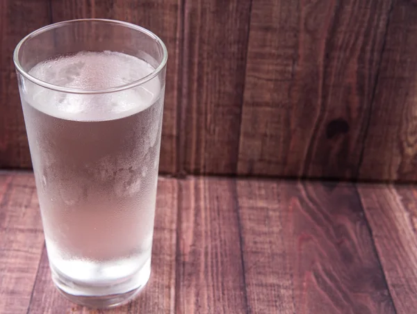 Un bicchiere d'acqua — Foto Stock