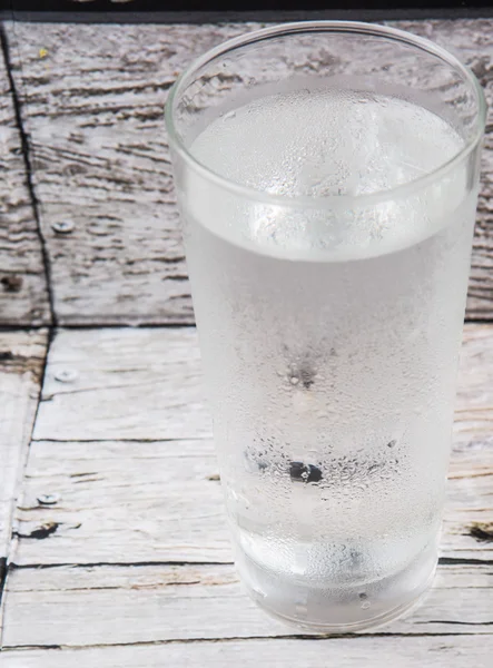 Un bicchiere d'acqua — Foto Stock