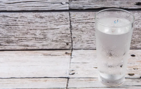 Un bicchiere d'acqua — Foto Stock