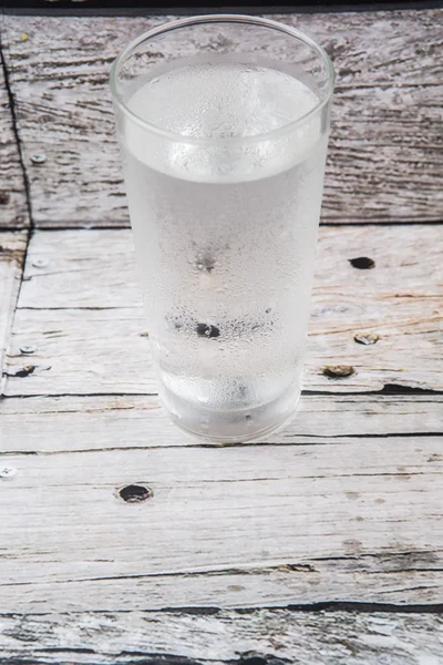 Un bicchiere d'acqua — Foto Stock